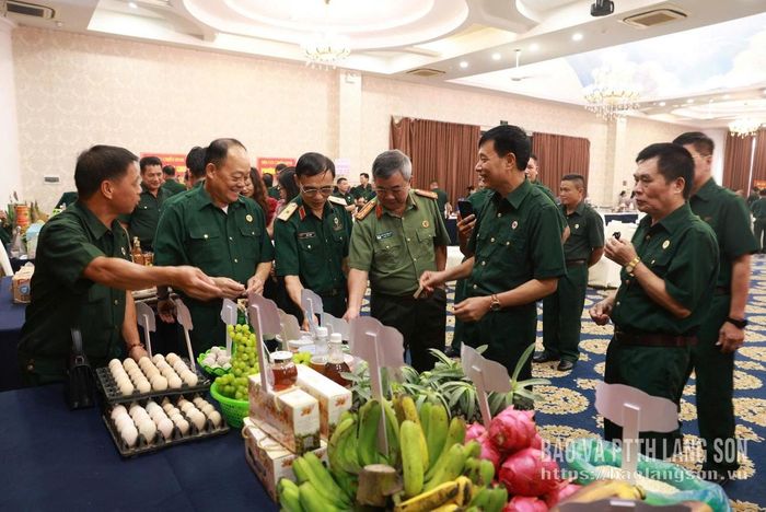 Các đại biểu tham quan gian hàng nông sản của hội CCB các xã, phường