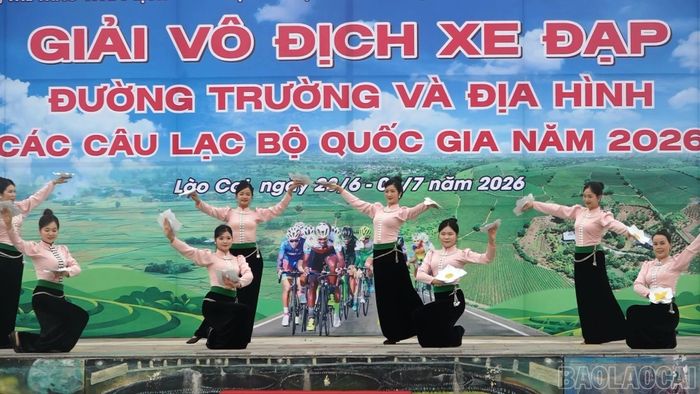 Tiết mục múa Thái “Sắc ban” tại quảng trường.