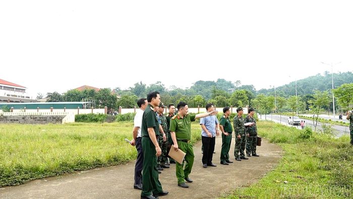 Đoàn công tác kiểm tra thực tế khu vực lập căn cứ theo phương án A2.