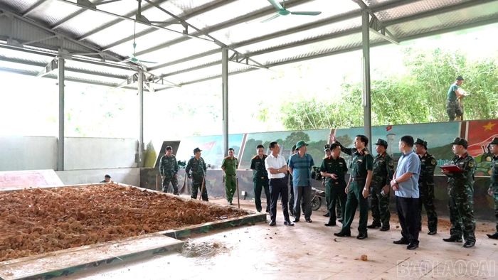 Đoàn công tác kiểm tra khu vực căn cứ chiến đấu giả định.
