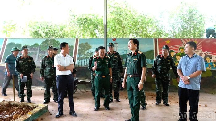 Lãnh đạo Bộ Chỉ huy Quân sự tỉnh chỉ đạo công tác chuẩn bị diễn tập tại xã Tằng Loỏng.