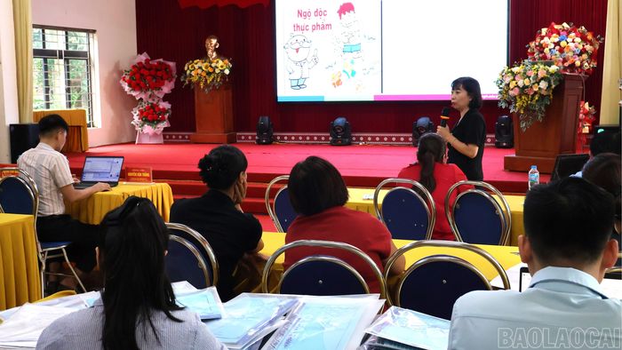Báo cáo viên Trung tâm Y tế khu vực Lục Yên hướng dẫn, cập nhật các quy định và kiến thức về an toàn thực phẩm.