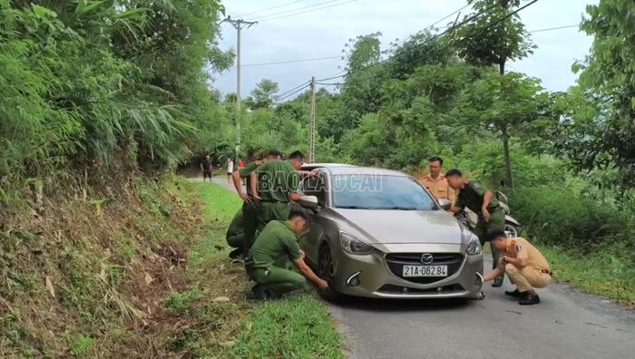 Sau khi bị chặn dừng phương tiện, Trần Văn Tam cố thủ trong ô tô. Lực lượng công an kiên trì vận động, khống chế và đưa đối tượng ra ngoài an toàn.