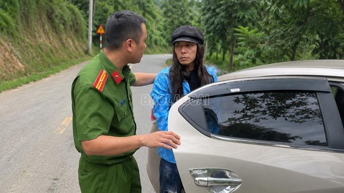 Đối tượng Trần Văn Tam bị lực lượng công an khống chế, đưa về trụ sở làm việc.