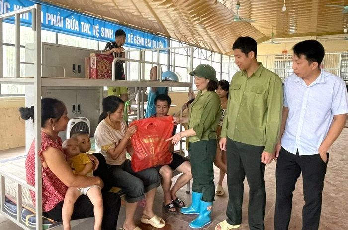 Lãnh đạo xã thăm hỏi, động viên người dân.