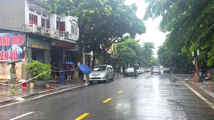 Lực lượng Công an phường Lào Cai có mặt tại hiện trường ngay sau khi tiếp nhận tin báo.