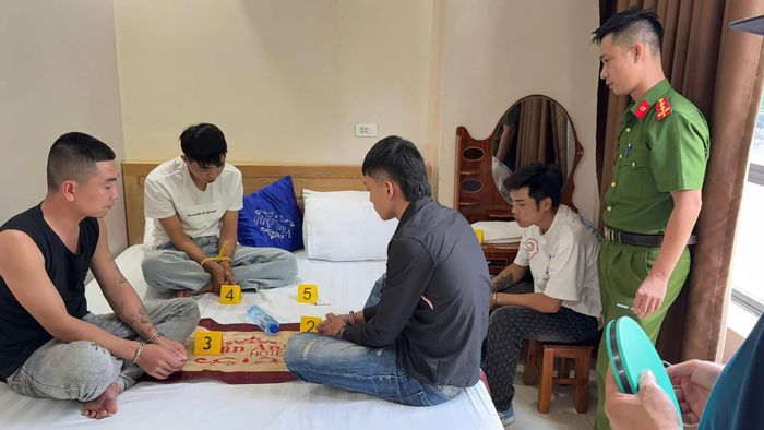 Hiện trường các đối tượng sử dụng trái phép chất ma túy tại khách sạn Vân Anh.