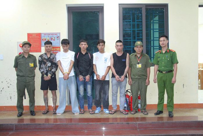 Hà Văn Đức, Hoàng Ngọc Sơn, Vi Quang Minh, Hoàng Anh Ninh, Nguyễn Văn Luân tại cơ quan điều tra (từ trái sang phải).
