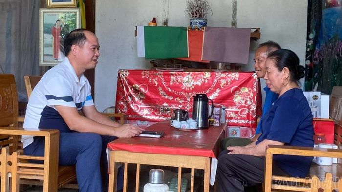 Những cuộc gặp gỡ, trao đổi giữa cán bộ cơ sở với người dân góp phần khơi dậy ý chí tự lực, đồng hành với các gia đình trên hành trình giảm nghèo bền vững.