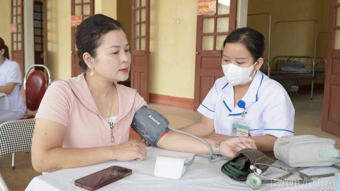 Nhân viên y tế Trạm Y tế xã Đông Cuông khám bệnh cho người dân.