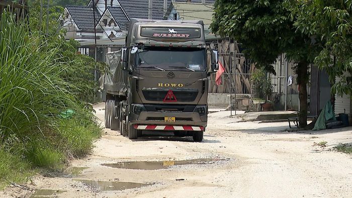 Mỗi ngày có hàng trăm lượt phương tiện tải trọng lớn lưu thông trên tuyến đường.