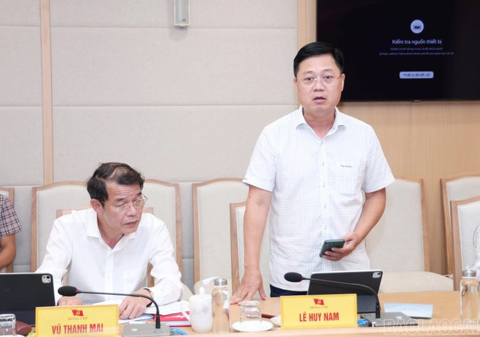 Các thành viên đoàn khảo sát phát biểu tại buổi làm việc.