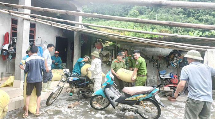 Các lực lượng hỗ trợ người dân vận chuyển tài sản ra khỏi khu vực có nguy cơ sạt lở.