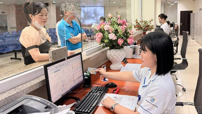 Người dân thanh toán khám chữa bệnh BHYT tại cơ sở y tế.
