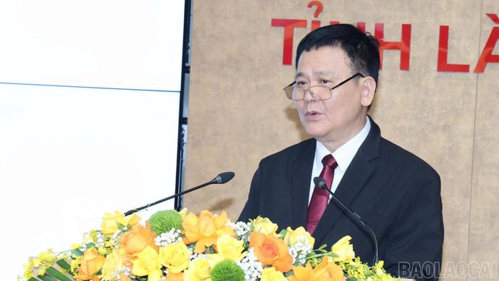 PGS, TS Trần Kim Chung - chuyên gia Học viện Tài chính, nguyên Phó Viện trưởng Viện Nghiên cứu quản lý kinh tế Trung ương trình bày tham luận tại hội thảo.
