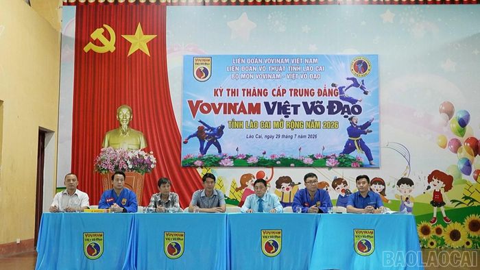 Đại diện lãnh đạo Sở Văn hóa, Thể thao và Du lịch tỉnh Lào Cai cùng Liên đoàn Vovinam Việt Nam tham dự lễ khai mạc kỳ thi.