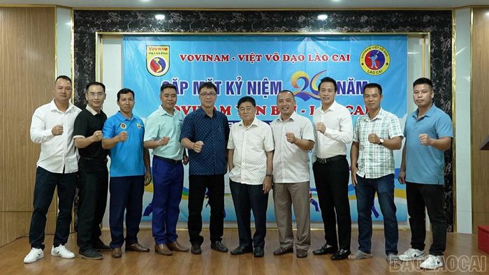 Các thế hệ võ sư, huấn luyện viên và môn sinh Vovinam - Việt Võ Đạo Yên Bái - Lào Cai tại chương trình kỷ niệm 26 năm hình thành và phát triển.
