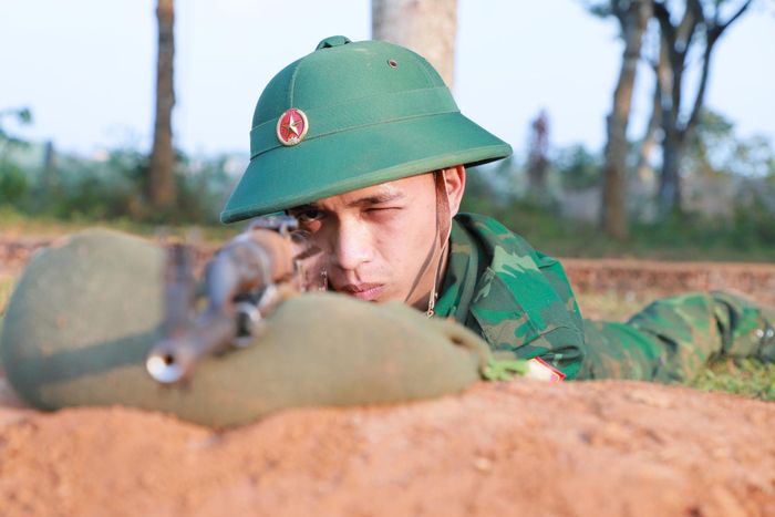 CSM tập trung cao độ, thực hành tư thế nằm bắn súng tiểu liên AK