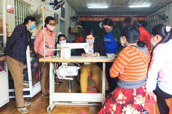 Phụ nữ khuyết tật được đào tạo nghề miễn phí