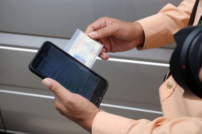 Lực lượng CSGT kiểm tra thông tin Giấy phép lái xe trên ứng dụng