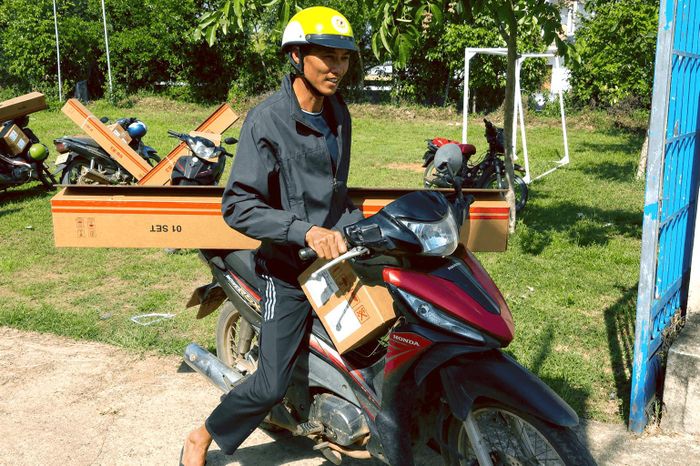 Các hộ dân xã Krông Nô nhận máy phát cỏ, phục vụ sản xuất