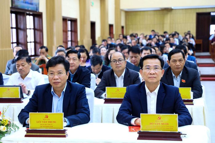 Ủy viên Ban Chấp hành Trung ương Đảng, Phó Bí thư Tỉnh ủy, Chủ tịch UBND tỉnh Hồ Văn Mười và Phó Bí thư Tỉnh ủy, Chủ tịch HĐND tỉnh Lưu Văn Trung dự hội nghị