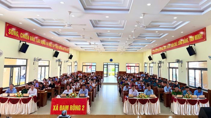 Cán bộ, đảng viên xã Đam Rông 2 tham gia học tập nghị quyết