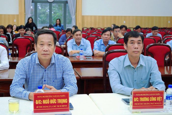 Cán bộ, đảng viên phường Nam Gia Nghĩa tham gia học tập nghị quyết