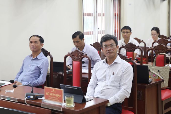 Cán bộ, đảng viên phường Đông Gia Nghĩa tham gia học tập nghị quyết