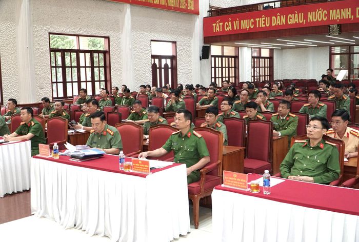 Lãnh đạo, cán bộ, chiến sĩ Công an tỉnh Lâm Đồng tham gia học tập, nghe quán triệt nghị quyết