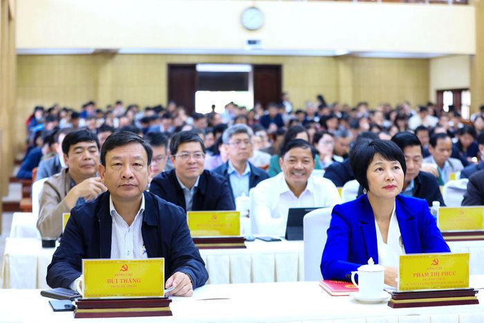 Phó Bí thư Tỉnh ủy, Chủ tịch Ủy ban MTTQ Việt Nam tỉnh Phạm Thị Phúc và Phó Bí thư Tỉnh ủy Bùi Thắng dự hội nghị