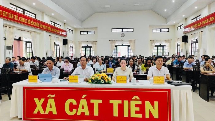 Cán bộ, đảng viên xã Cát Tiên tham gia học tập nghị quyết