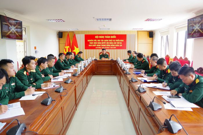Cán bộ, chiến sĩ Bộ CHQS tỉnh học tập, nghe quán triệt nghị quyết