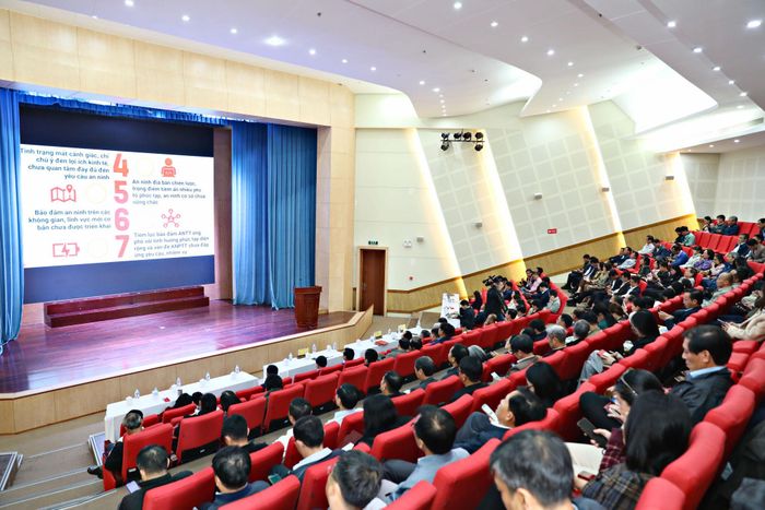 Đông đảo cán bộ, công chức, viên chức thuộc Đảng ủy UBND tỉnh dự Hội nghị toàn quốc nghiên cứu, học tập, quán triệt và triển khai thực hiện Nghị quyết Hội nghị lần thứ 3 Ban Chấp hành Trung ương Đảng khóa XIV qua hình thức trực tuyến
