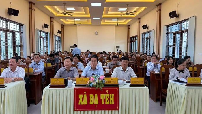 Cán bộ, đảng viên xã Đạ Tẻh tham gia học tập nghị quyết