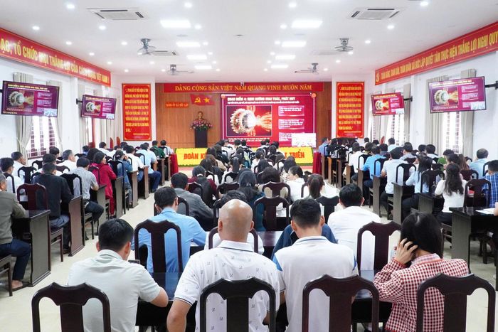 Cán bộ, đảng viên xã Đức Lập tham gia học tập nghị quyết