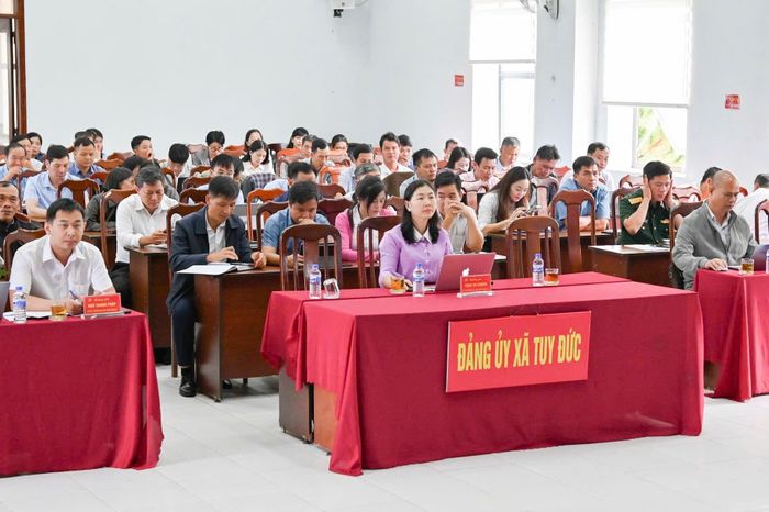 Cán bộ, đảng viên xã biên giới Tuy Đức tham gia học tập nghị quyết