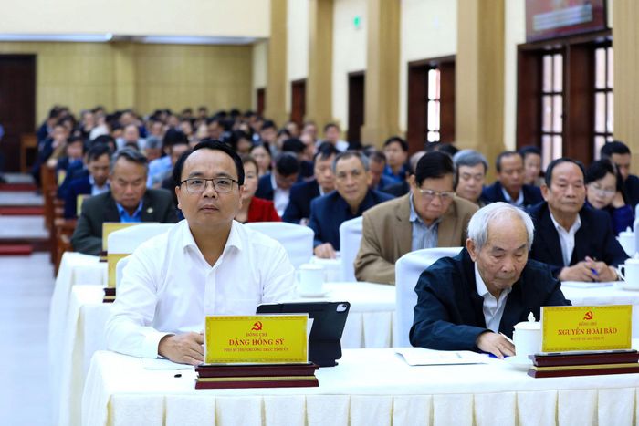 Phó Bí thư Thường trực Tỉnh ủy Lâm Đồng Đặng Hồng Sỹ cùng các đồng chí nguyên lãnh đạo tỉnh qua các thời kỳ dự hội nghị