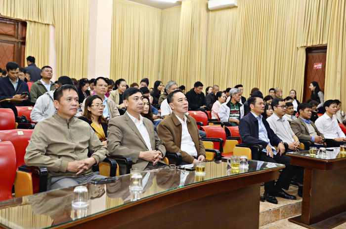 Cán bộ, viên chức, người lao động Báo và PTTH Lâm Đồng tham dự hội nghị tại điểm cầu khu vực Đà Lạt (Ảnh: Chính Thành)