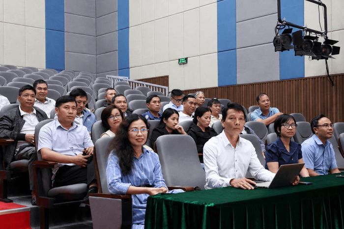 Cán bộ, phóng viên, người lao động Báo và PTTH Lâm Đồng khu vực Gia Nghĩa theo dõi hội nghị
