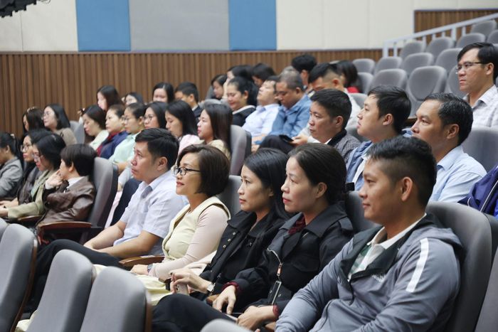 Phóng viên, biên tập viên, kỹ thuật viên, người lao động theo dõi các chuyên đề