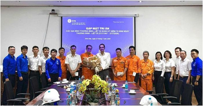 Đại diện Ban Chấp hành Đảng bộ, Ban lãnh đạo và Công đoàn nhà máy trao các phần quà tới CBCNV là con thương binh, liệt sĩ