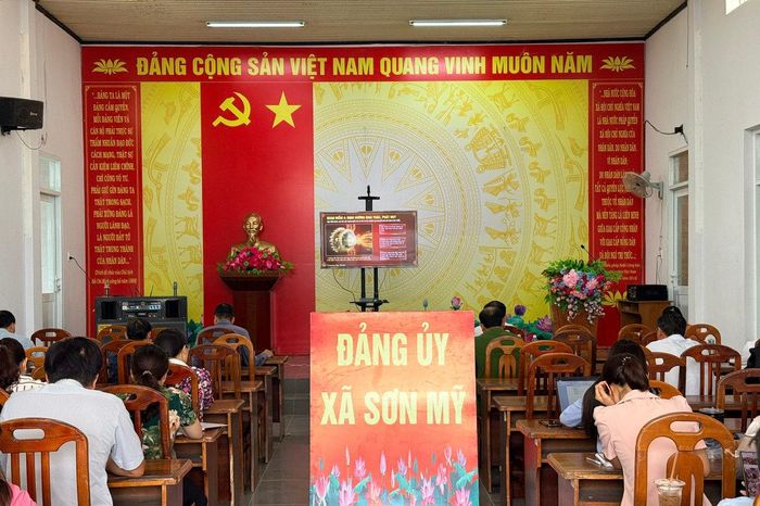 Cán bộ, đảng viên, Nhân dân xã Sơn Mỹ theo dõi hội nghị trực tuyến