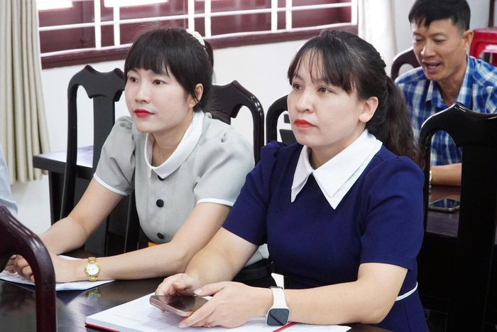 Chị Võ Thị Trang (bên phải), Văn phòng Đảng ủy xã Đức Lập theo dõi hội nghị trực tuyến