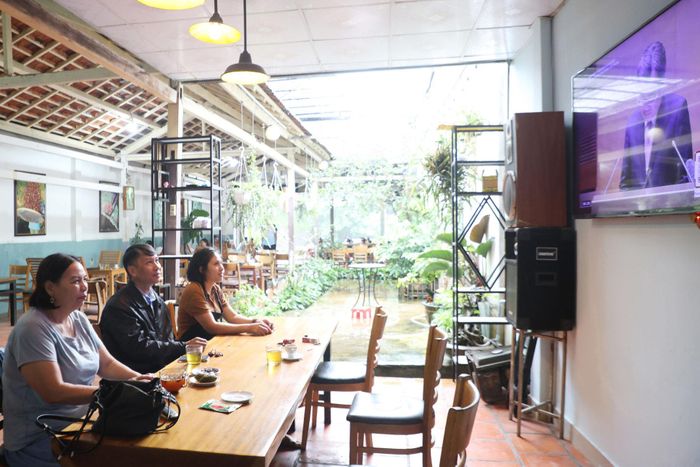 Người dân phường Bắc Gia Nghĩa theo dõi hội nghị quán triệt, thực hiện nghị quyết