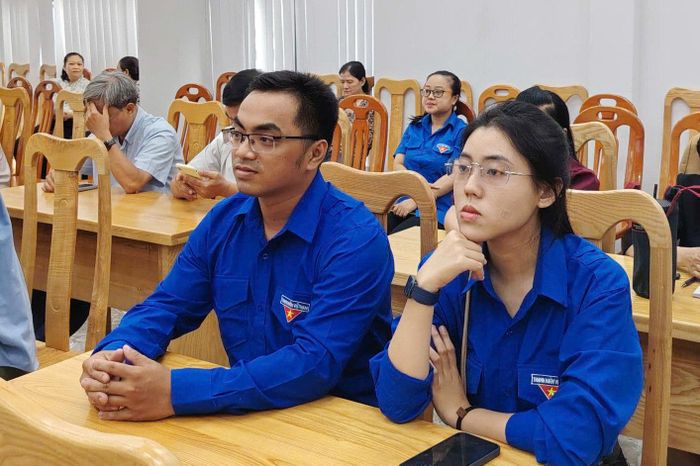 Đoàn viên, thanh niên phường Phan Thiết theo dõi chương trình