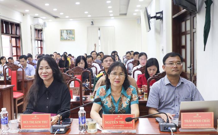 Nguyên lãnh đạo HĐND tỉnh Đắk Nông (cũ) và lãnh đạo phường Đông Gia Nghĩa theo dõi hội nghị