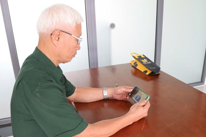 Cựu chiến binh Nguyễn Việt Đức, phường Xuân Hương - Đà Lạt theo dõi học tập, quán triệt các nghị quyết, kết luận, quy định của Hội nghị lần thứ 3 Ban Chấp hành Trung ương Đảng khóa XIV qua điện thoại