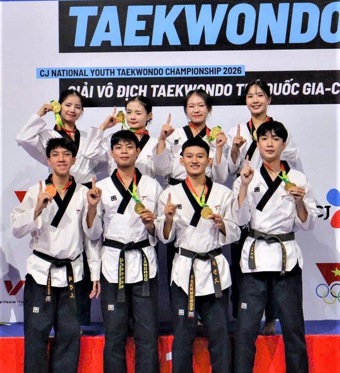 Các thành viên của đội biểu diễn quyền 8 người của đội tuyển Taekwondo trẻ Lâm Đồng giành HCV tại giải