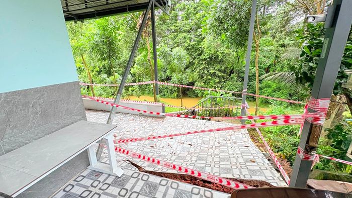 Ngay sau khi hỗ trợ người dân di dời tài sản, các đơn vị chức năng xã Cát Tiên tiến hành phong tỏa hiện trường, giăng dây cảnh báo người dân không đến gần khu vực nguy hiểm